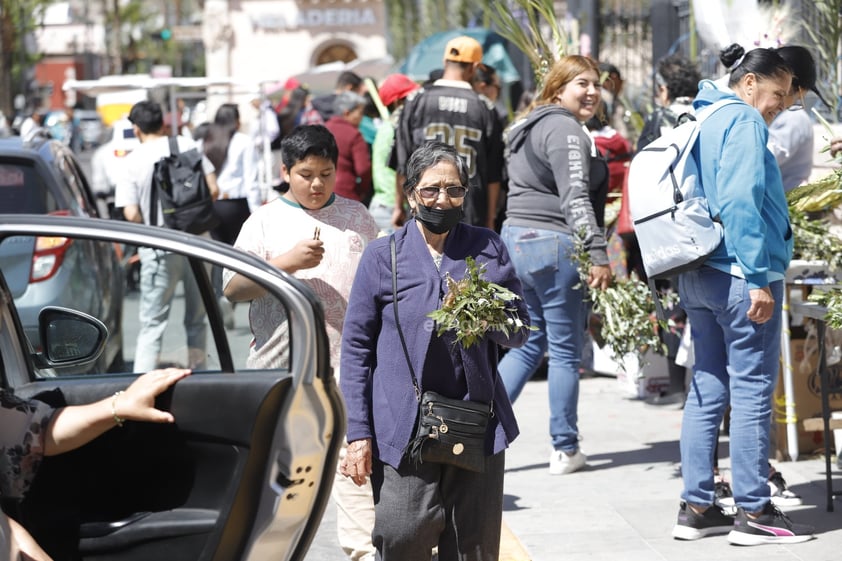 Este domingo, duranguenses acudieron a la Catedral para celebrar el Domingo de Ramos, que -como tradicionalmente se hace- se lleva a cabo la procesión de los mismos.