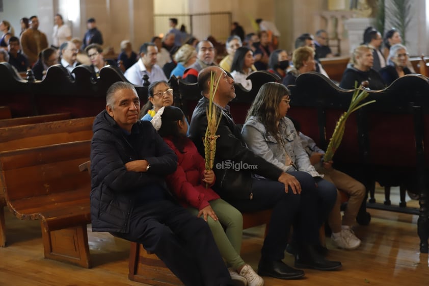 Este domingo, duranguenses acudieron a la Catedral para celebrar el Domingo de Ramos, que -como tradicionalmente se hace- se lleva a cabo la procesión de los mismos.