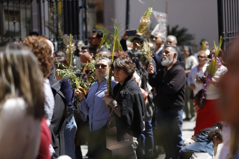 Este domingo, duranguenses acudieron a la Catedral para celebrar el Domingo de Ramos, que -como tradicionalmente se hace- se lleva a cabo la procesión de los mismos.