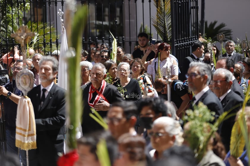 Este domingo, duranguenses acudieron a la Catedral para celebrar el Domingo de Ramos, que -como tradicionalmente se hace- se lleva a cabo la procesión de los mismos.