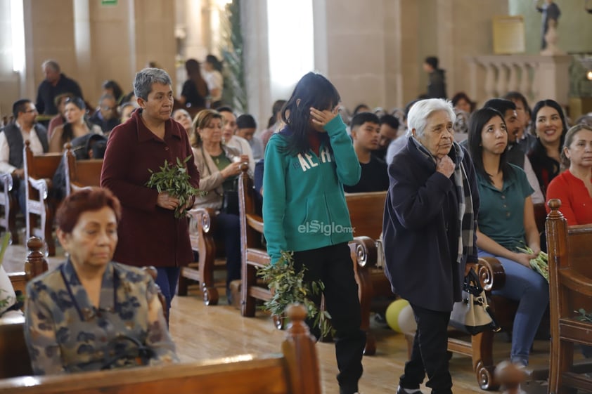 Este domingo, duranguenses acudieron a la Catedral para celebrar el Domingo de Ramos, que -como tradicionalmente se hace- se lleva a cabo la procesión de los mismos.