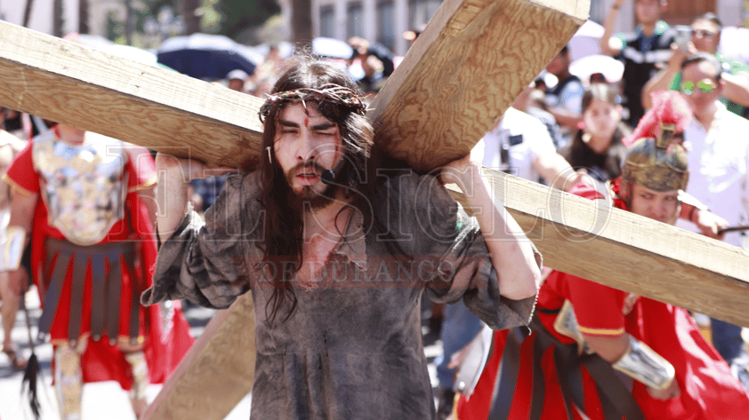 Duranguenses recuerdan la Pasión de Cristo a través del Viacrucis