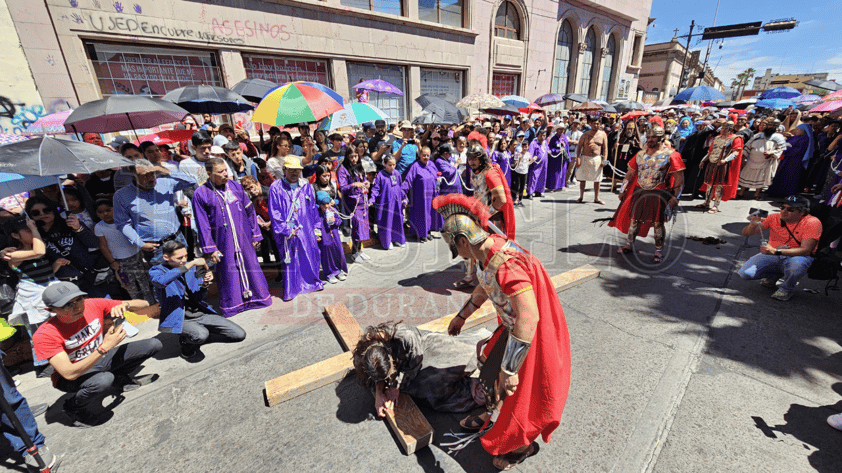 Duranguenses recuerdan la Pasión de Cristo a través del Viacrucis