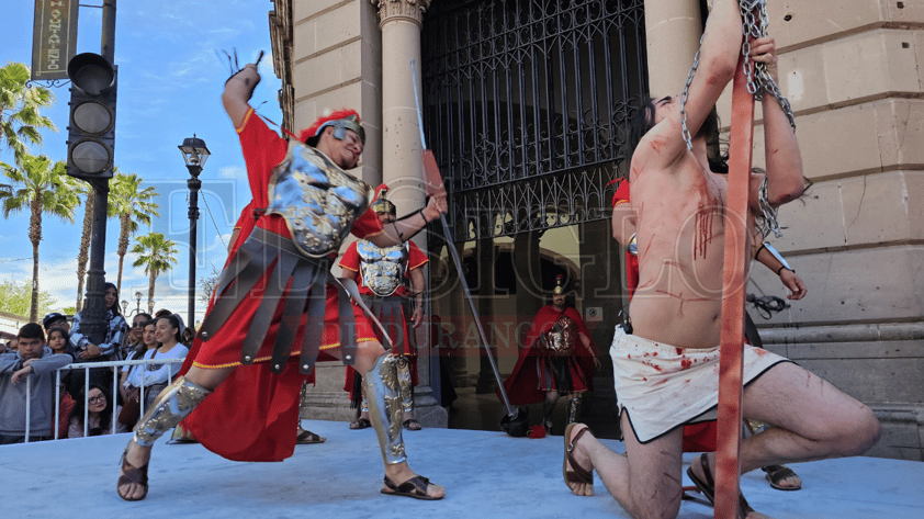 Duranguenses recuerdan la Pasión de Cristo a través del Viacrucis