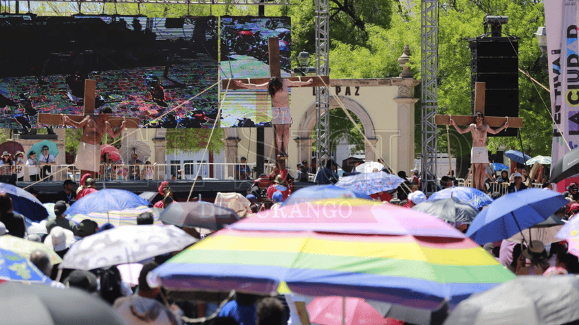 Duranguenses recuerdan la Pasión de Cristo a través del Viacrucis