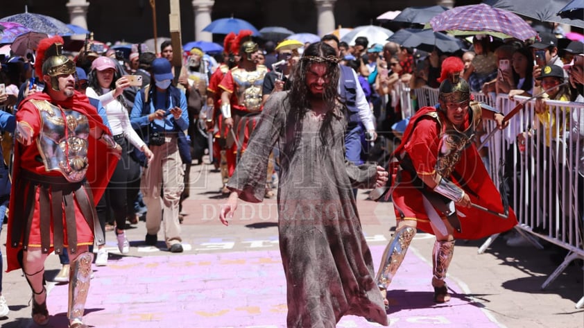 Duranguenses recuerdan la Pasión de Cristo a través del Viacrucis