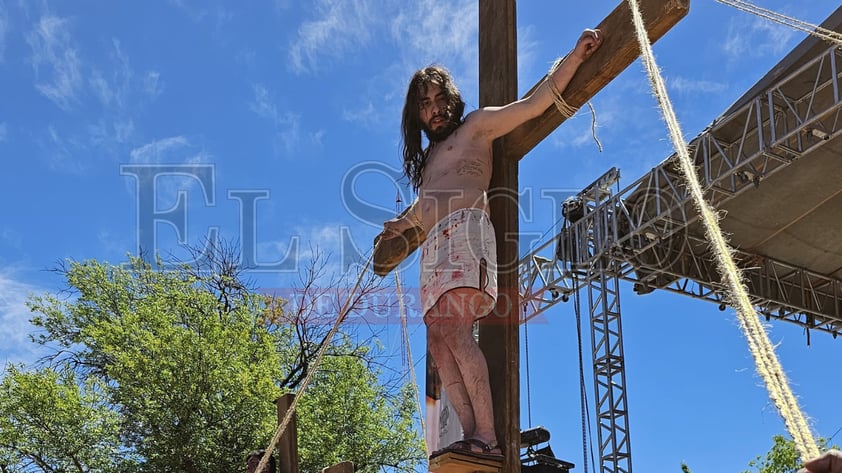 Duranguenses recuerdan la Pasión de Cristo a través del Viacrucis