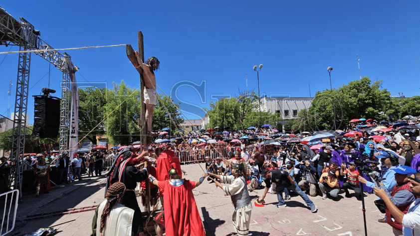 Duranguenses recuerdan la Pasión de Cristo a través del Viacrucis