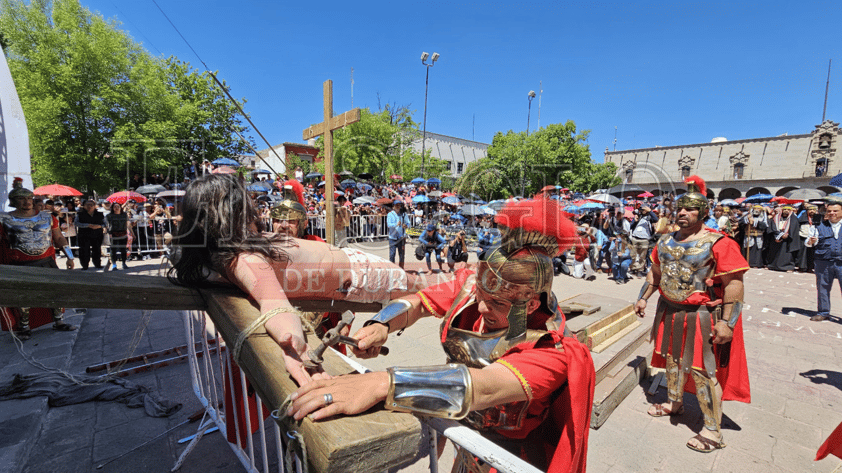 Duranguenses recuerdan la Pasión de Cristo a través del Viacrucis