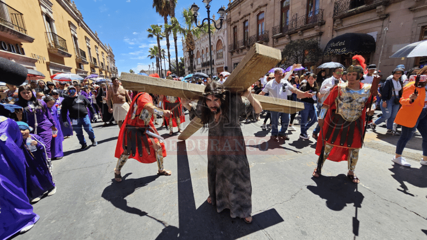 Duranguenses recuerdan la Pasión de Cristo a través del Viacrucis