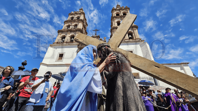 Duranguenses recuerdan la Pasión de Cristo a través del Viacrucis