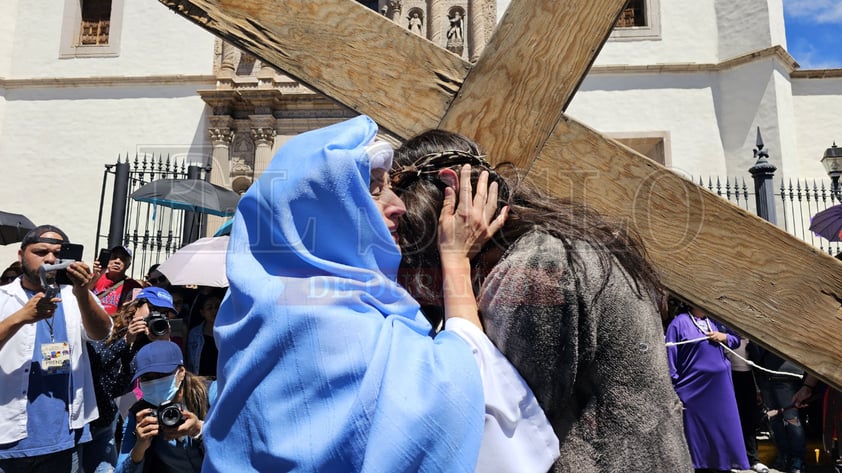 Duranguenses recuerdan la Pasión de Cristo a través del Viacrucis