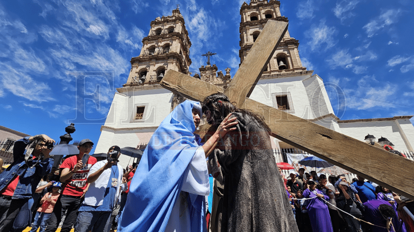 Duranguenses recuerdan la Pasión de Cristo a través del Viacrucis