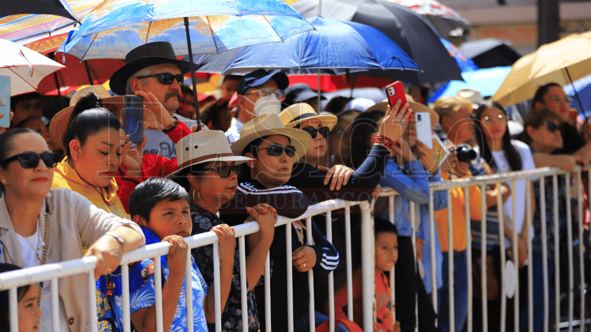 Duranguenses recuerdan la Pasión de Cristo a través del Viacrucis