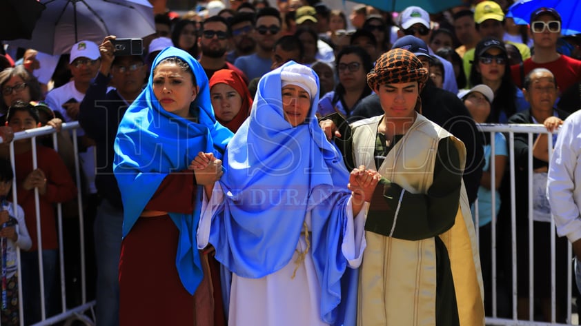 Duranguenses recuerdan la Pasión de Cristo a través del Viacrucis