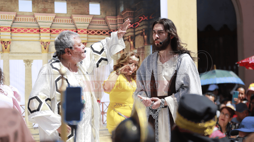 Duranguenses recuerdan la Pasión de Cristo a través del Viacrucis