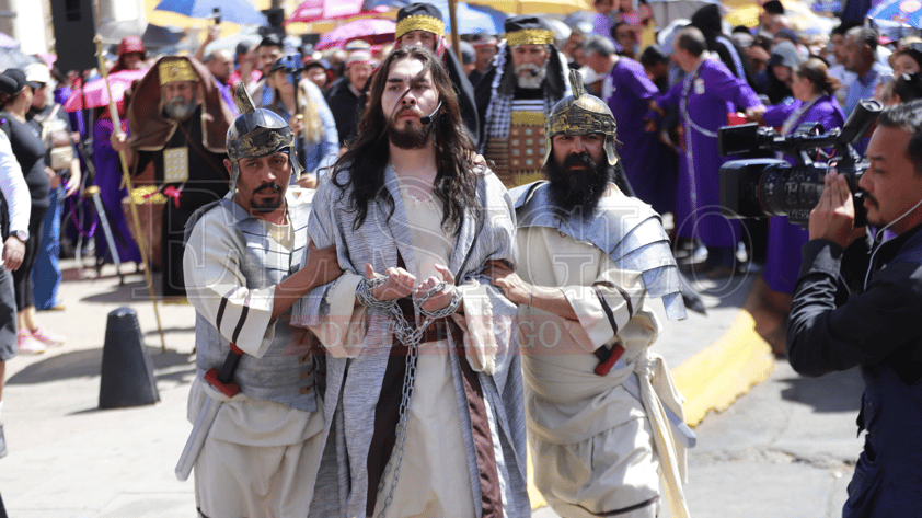 Duranguenses recuerdan la Pasión de Cristo a través del Viacrucis