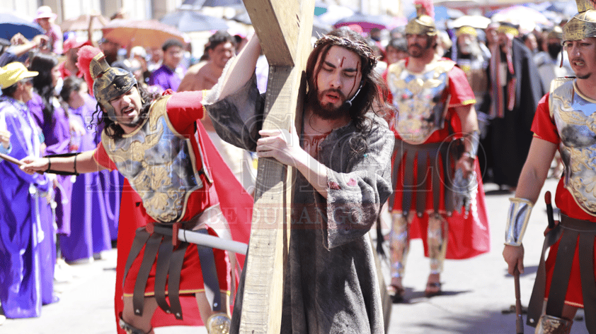 Duranguenses recuerdan la Pasión de Cristo a través del Viacrucis