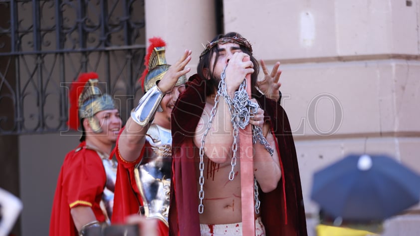 Duranguenses recuerdan la Pasión de Cristo a través del Viacrucis