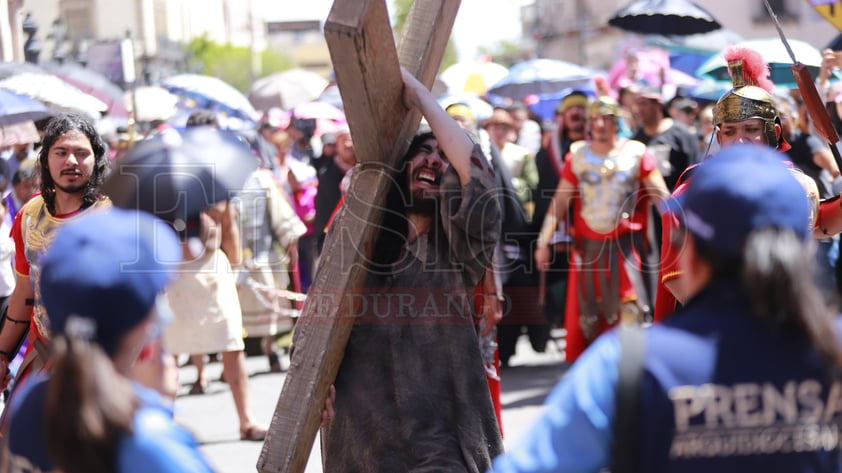 Duranguenses recuerdan la Pasión de Cristo a través del Viacrucis