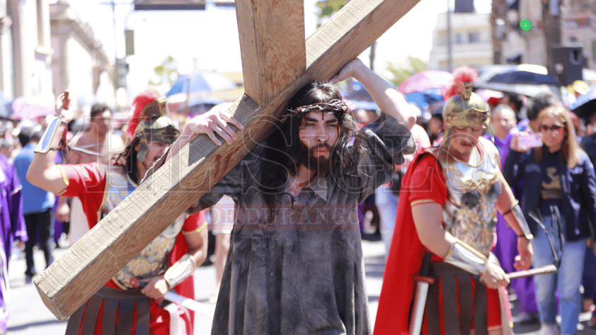 Duranguenses recuerdan la Pasión de Cristo a través del Viacrucis