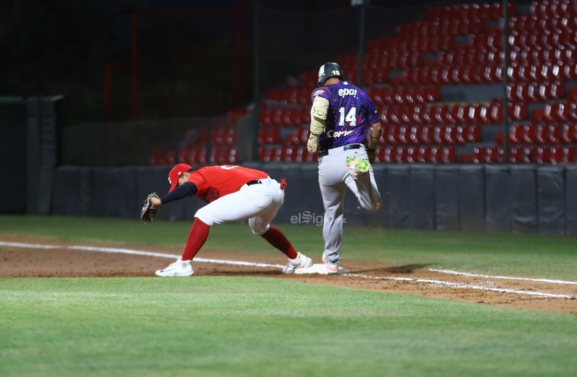 Más de 2 mil aficionados, ávidos de ver buen beisbol y de arropar a Caliente de Durango como su nuevo club, acudieron este viernes a disfrutar el choque entre la novena rojinegra y los Rieleros de Aguascalientes.