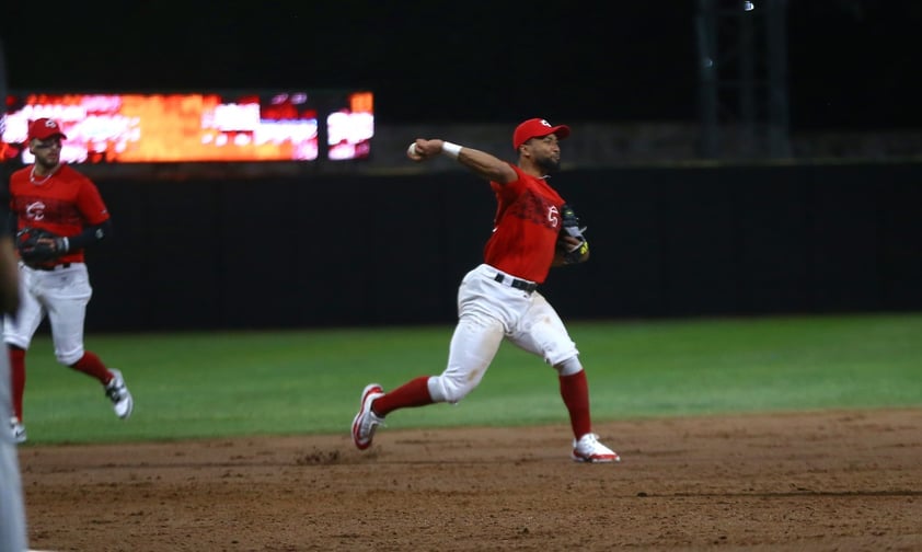 Más de 2 mil aficionados, ávidos de ver buen beisbol y de arropar a Caliente de Durango como su nuevo club, acudieron este viernes a disfrutar el choque entre la novena rojinegra y los Rieleros de Aguascalientes.