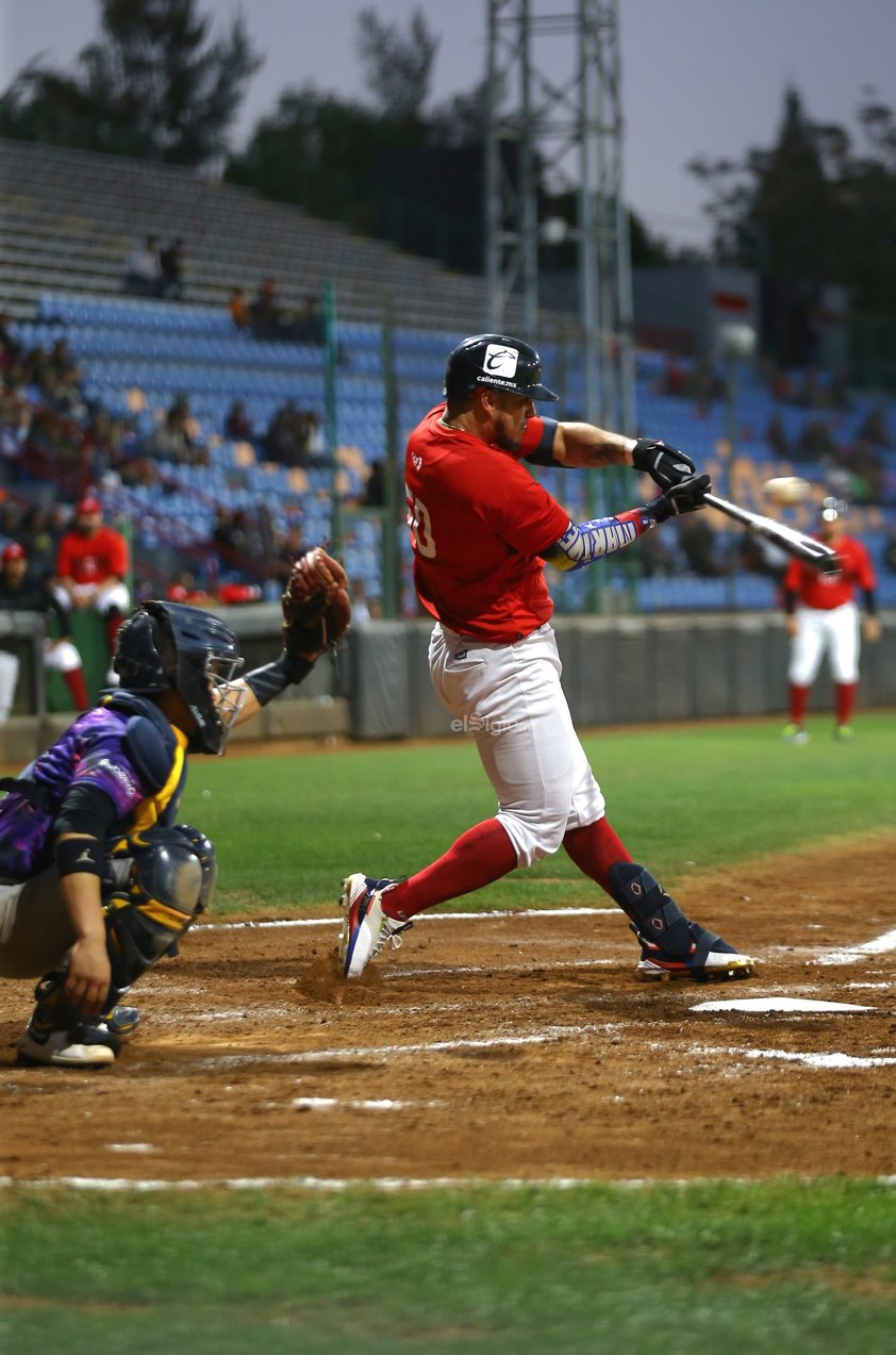 Más de 2 mil aficionados, ávidos de ver buen beisbol y de arropar a Caliente de Durango como su nuevo club, acudieron este viernes a disfrutar el choque entre la novena rojinegra y los Rieleros de Aguascalientes.