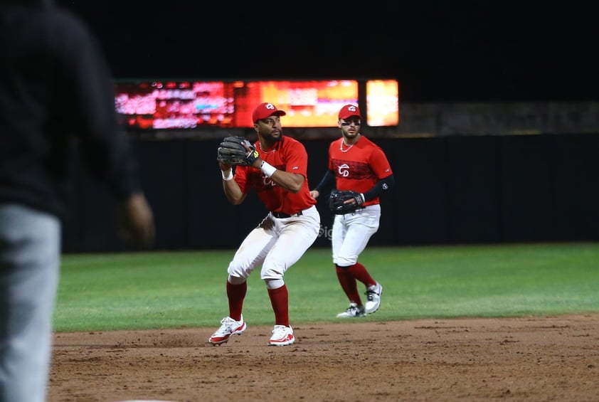 Más de 2 mil aficionados, ávidos de ver buen beisbol y de arropar a Caliente de Durango como su nuevo club, acudieron este viernes a disfrutar el choque entre la novena rojinegra y los Rieleros de Aguascalientes.