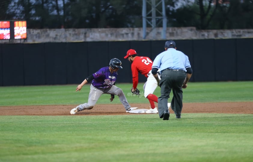 Más de 2 mil aficionados, ávidos de ver buen beisbol y de arropar a Caliente de Durango como su nuevo club, acudieron este viernes a disfrutar el choque entre la novena rojinegra y los Rieleros de Aguascalientes.