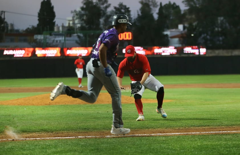 Más de 2 mil aficionados, ávidos de ver buen beisbol y de arropar a Caliente de Durango como su nuevo club, acudieron este viernes a disfrutar el choque entre la novena rojinegra y los Rieleros de Aguascalientes.