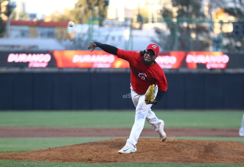 Más de 2 mil aficionados, ávidos de ver buen beisbol y de arropar a Caliente de Durango como su nuevo club, acudieron este viernes a disfrutar el choque entre la novena rojinegra y los Rieleros de Aguascalientes.