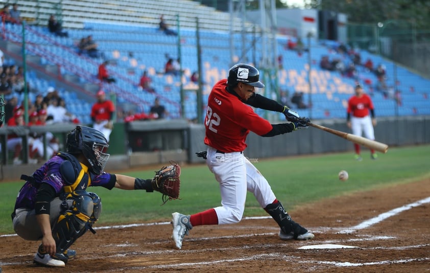 Más de 2 mil aficionados, ávidos de ver buen beisbol y de arropar a Caliente de Durango como su nuevo club, acudieron este viernes a disfrutar el choque entre la novena rojinegra y los Rieleros de Aguascalientes.