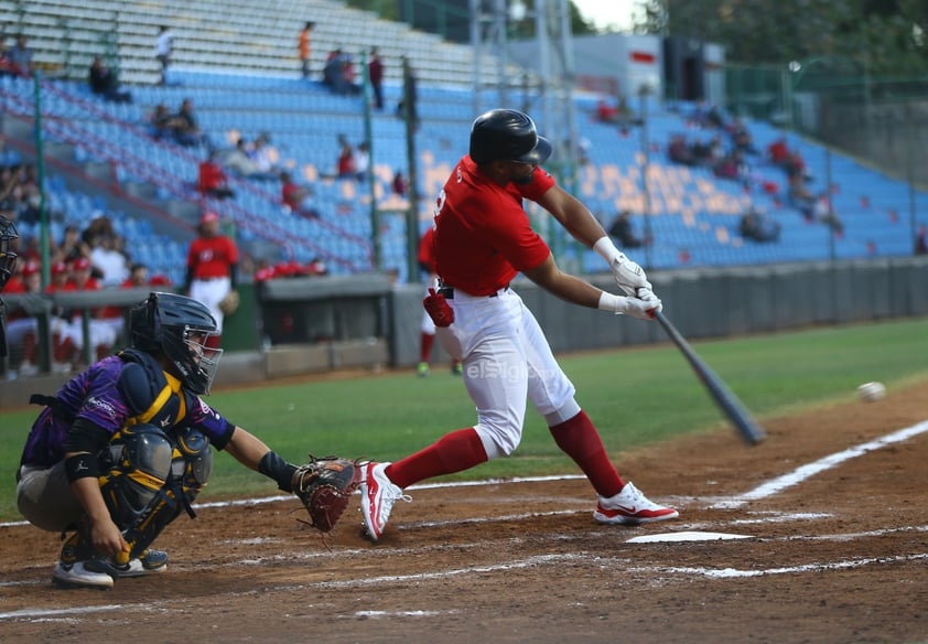 Más de 2 mil aficionados, ávidos de ver buen beisbol y de arropar a Caliente de Durango como su nuevo club, acudieron este viernes a disfrutar el choque entre la novena rojinegra y los Rieleros de Aguascalientes.