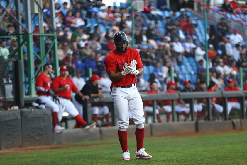 Más de 2 mil aficionados, ávidos de ver buen beisbol y de arropar a Caliente de Durango como su nuevo club, acudieron este viernes a disfrutar el choque entre la novena rojinegra y los Rieleros de Aguascalientes.