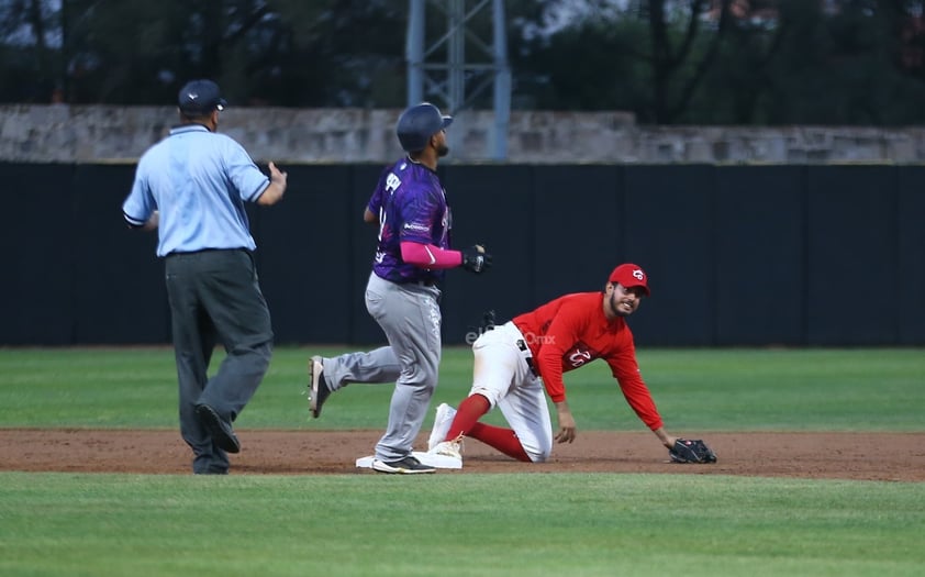 Más de 2 mil aficionados, ávidos de ver buen beisbol y de arropar a Caliente de Durango como su nuevo club, acudieron este viernes a disfrutar el choque entre la novena rojinegra y los Rieleros de Aguascalientes.