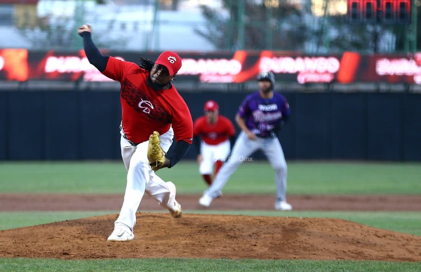 Más de 2 mil aficionados, ávidos de ver buen beisbol y de arropar a Caliente de Durango como su nuevo club, acudieron este viernes a disfrutar el choque entre la novena rojinegra y los Rieleros de Aguascalientes.