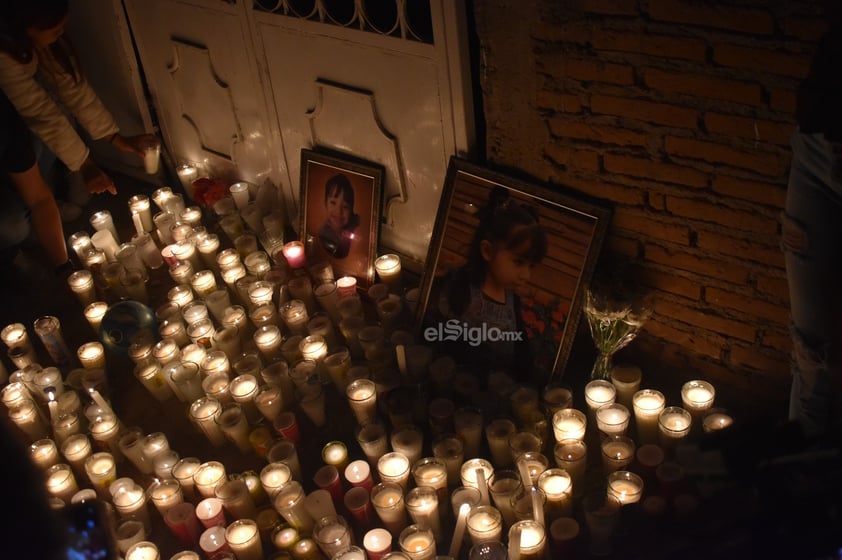 La pequeña fue velada en casa de su abuela materna, en donde vecinos, familiares y otros duranguenses se concentraron este jueves para darle el último adiós, encendiendo velas en su honor.