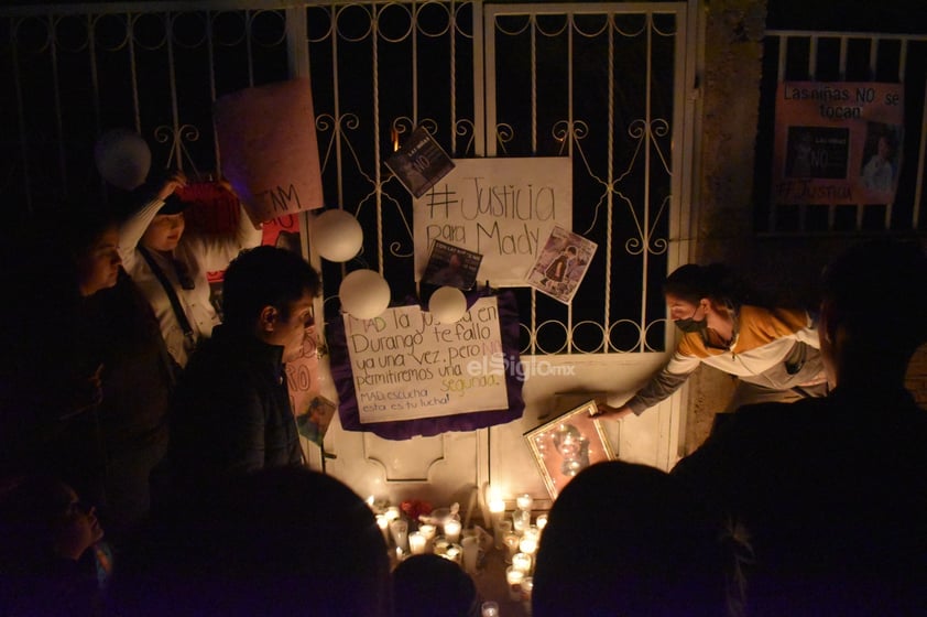 La pequeña fue velada en casa de su abuela materna, en donde vecinos, familiares y otros duranguenses se concentraron este jueves para darle el último adiós, encendiendo velas en su honor.