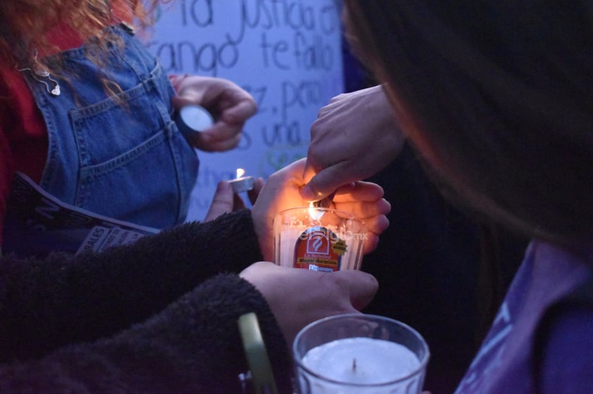 La pequeña fue velada en casa de su abuela materna, en donde vecinos, familiares y otros duranguenses se concentraron este jueves para darle el último adiós, encendiendo velas en su honor.