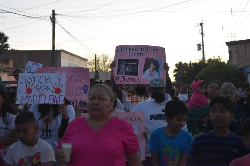 La pequeña fue velada en casa de su abuela materna, en donde vecinos, familiares y otros duranguenses se concentraron este jueves para darle el último adiós, encendiendo velas en su honor.