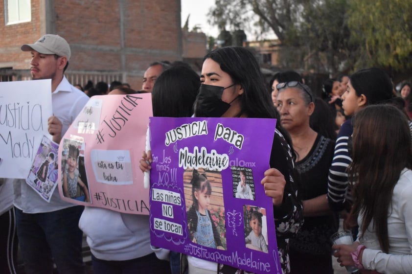 La pequeña fue velada en casa de su abuela materna, en donde vecinos, familiares y otros duranguenses se concentraron este jueves para darle el último adiós, encendiendo velas en su honor.