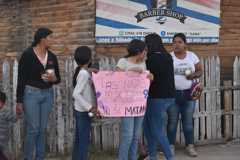 La pequeña fue velada en casa de su abuela materna, en donde vecinos, familiares y otros duranguenses se concentraron este jueves para darle el último adiós, encendiendo velas en su honor.