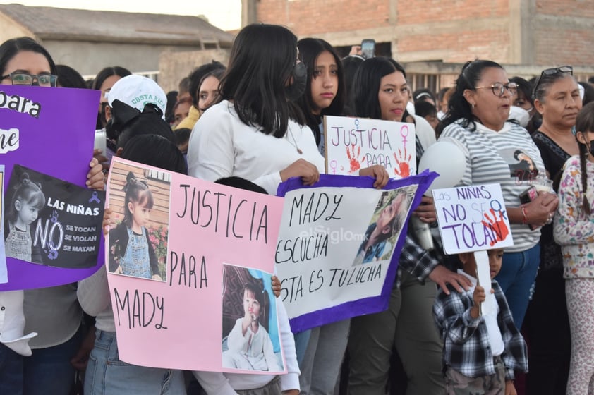 La pequeña fue velada en casa de su abuela materna, en donde vecinos, familiares y otros duranguenses se concentraron este jueves para darle el último adiós, encendiendo velas en su honor.