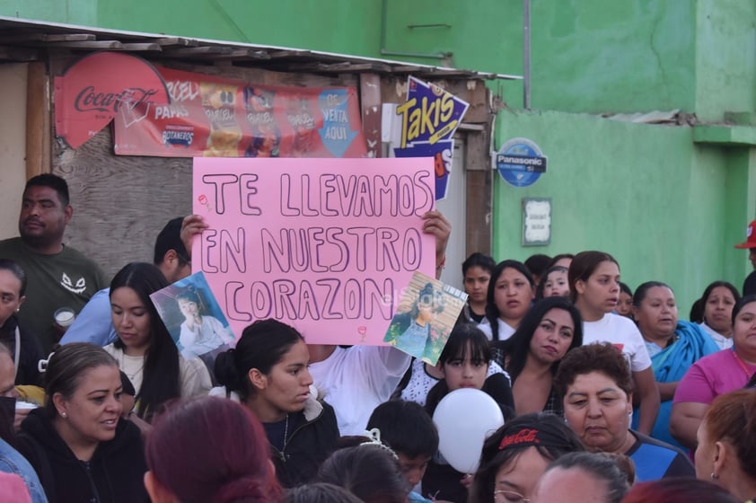 La pequeña fue velada en casa de su abuela materna, en donde vecinos, familiares y otros duranguenses se concentraron este jueves para darle el último adiós, encendiendo velas en su honor.