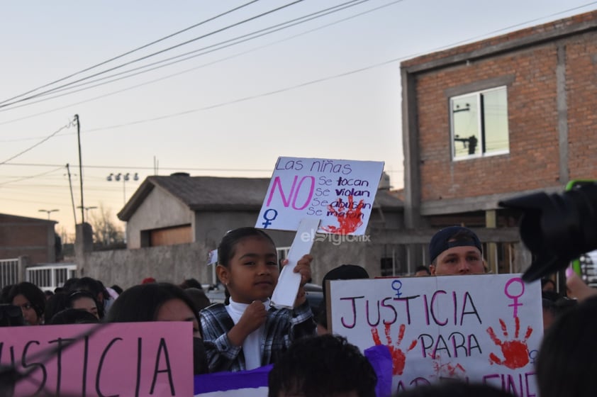 La pequeña fue velada en casa de su abuela materna, en donde vecinos, familiares y otros duranguenses se concentraron este jueves para darle el último adiós, encendiendo velas en su honor.