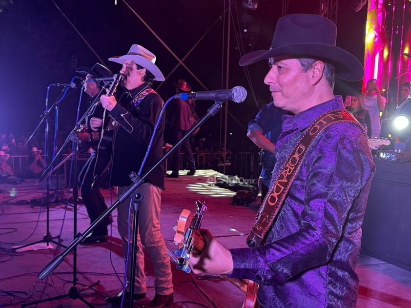 El concierto de la banda country Caballo Dorado cerró con todo el Festival Ricardo Castro 2024, no solo por poner a bailar a todos duranguenses, sino por lograr romper el récord del mayor número de personas bailando “Payaso de rodeo”.