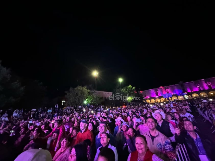 El concierto de la banda country Caballo Dorado cerró con todo el Festival Ricardo Castro 2024, no solo por poner a bailar a todos duranguenses, sino por lograr romper el récord del mayor número de personas bailando “Payaso de rodeo”.