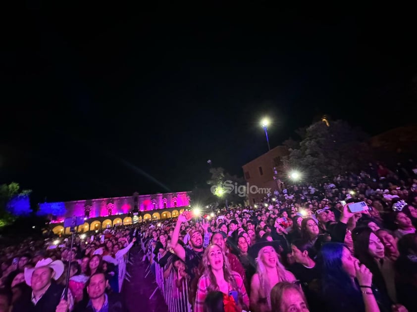 El concierto de la banda country Caballo Dorado cerró con todo el Festival Ricardo Castro 2024, no solo por poner a bailar a todos duranguenses, sino por lograr romper el récord del mayor número de personas bailando “Payaso de rodeo”.