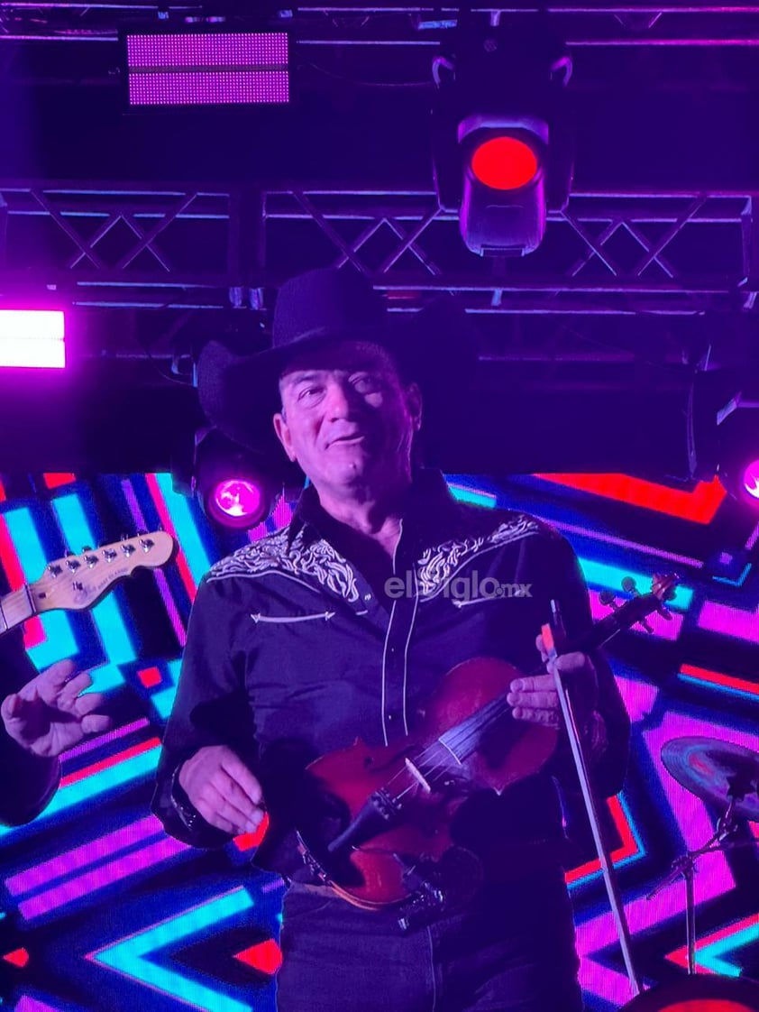 El concierto de la banda country Caballo Dorado cerró con todo el Festival Ricardo Castro 2024, no solo por poner a bailar a todos duranguenses, sino por lograr romper el récord del mayor número de personas bailando “Payaso de rodeo”.